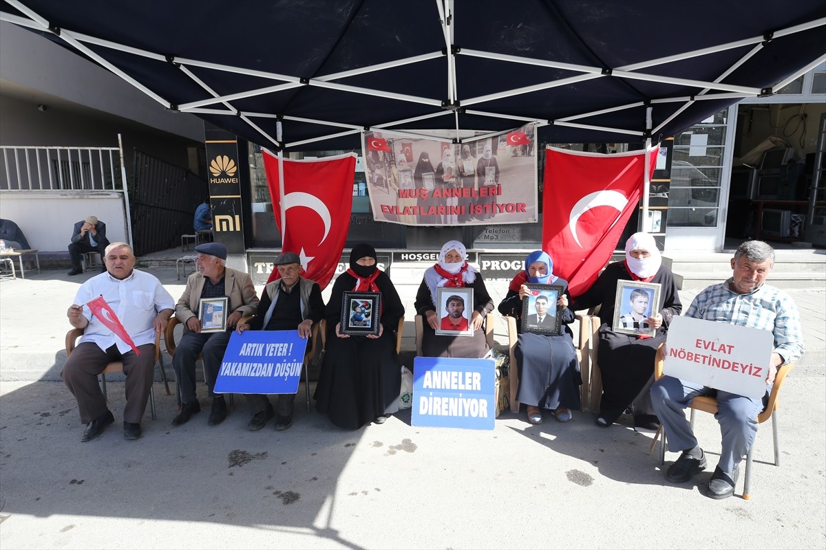 Muş'ta çocukları terör örgütü PKK tarafından kaçırılan aileler, DEM Parti İl Başkanlığı binası...