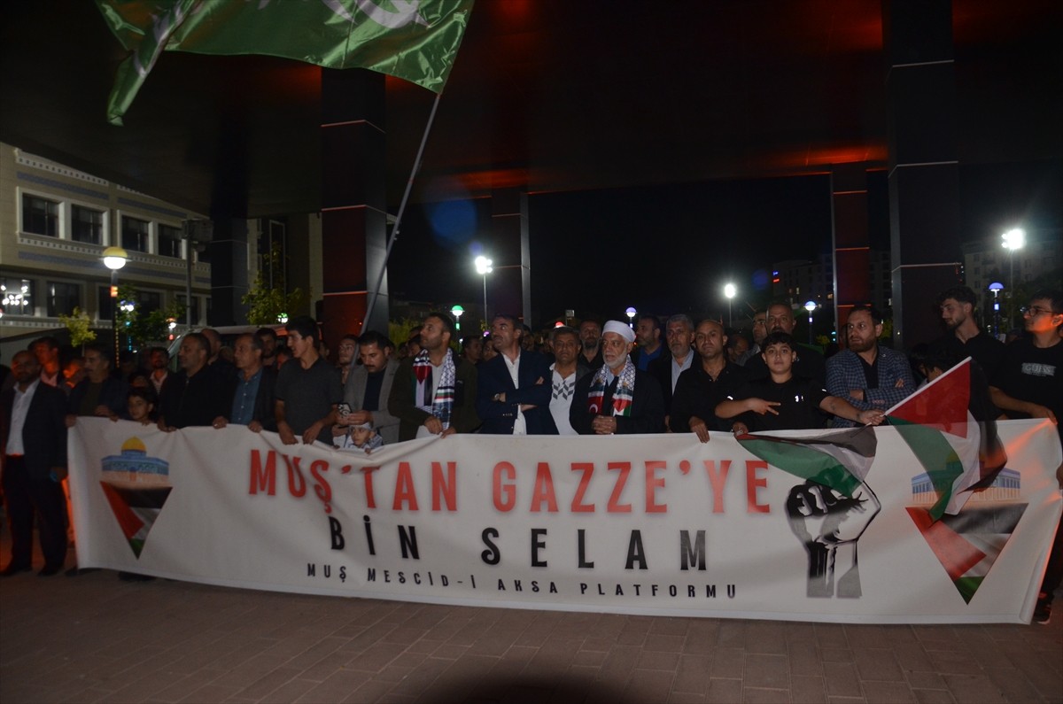 Muş'ta düzenlenen yürüyüş ve basın açıklamasına katılanlar, İsrail'in Gazze'ye saldırılarına tepki...
