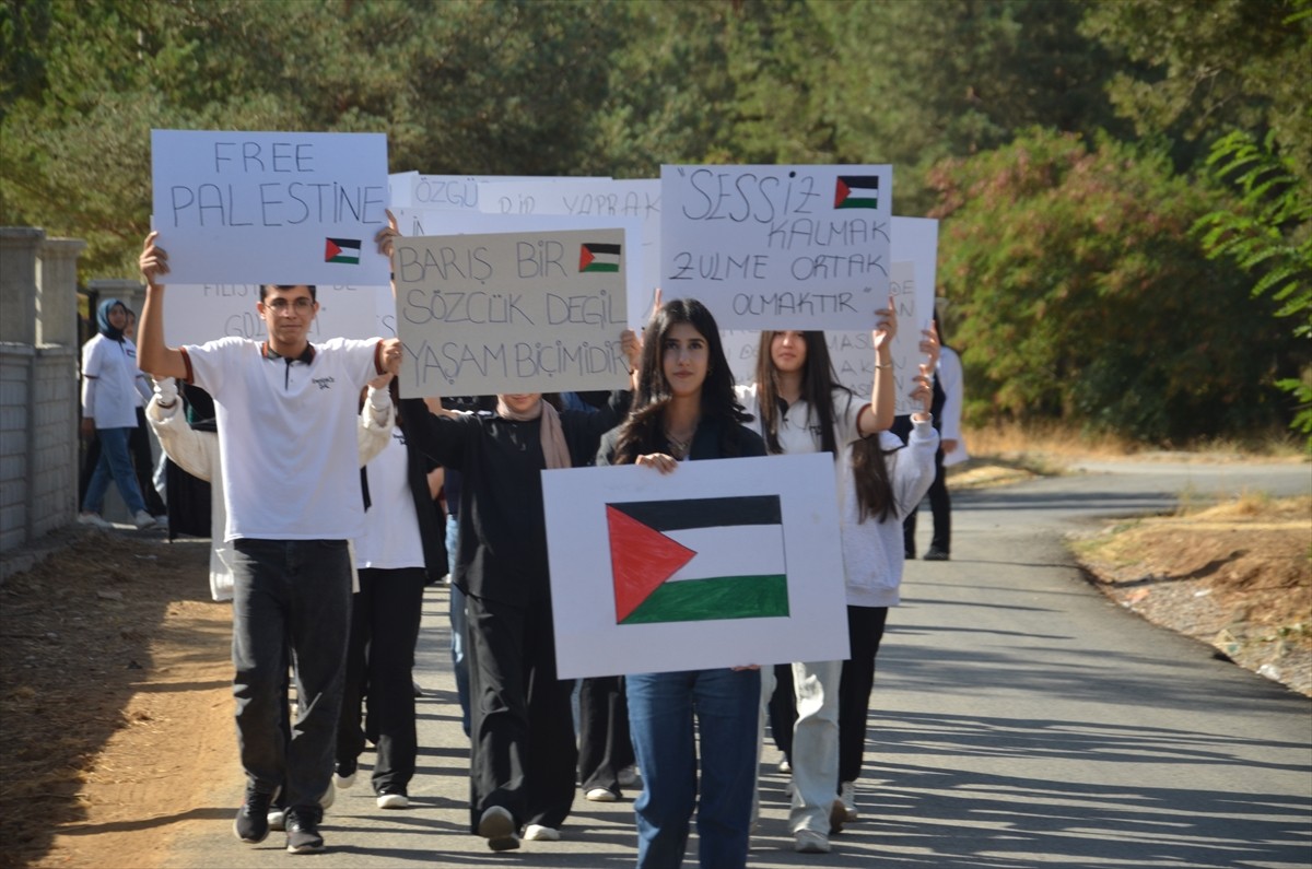 Muş'ta Erentürk Öz Şeker Anadolu Lisesi öğrencileri, İsrail'in Gazze'ye yönelik saldırılarını...