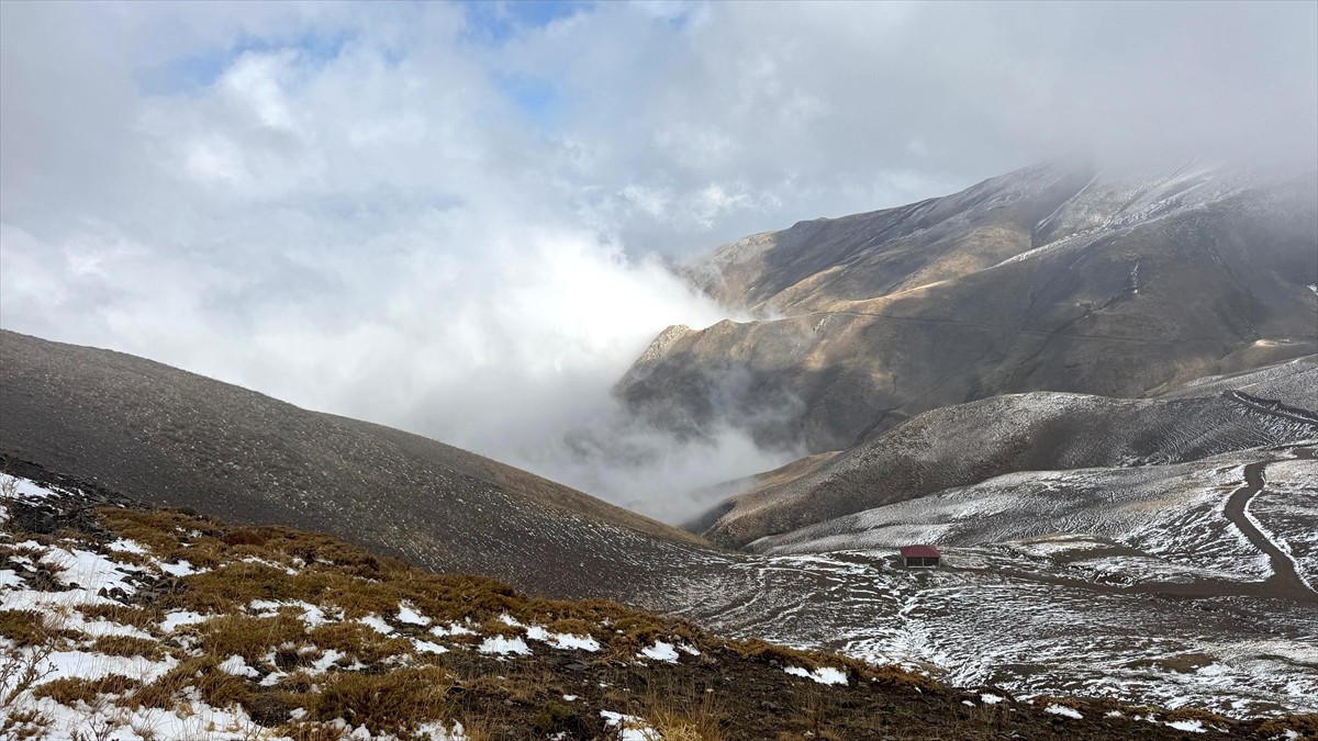 Muş'un yüksek kesimlerinde kar ve sis görüldü. Kentte dün başlayan sağanak, yüksek kesimlerde...