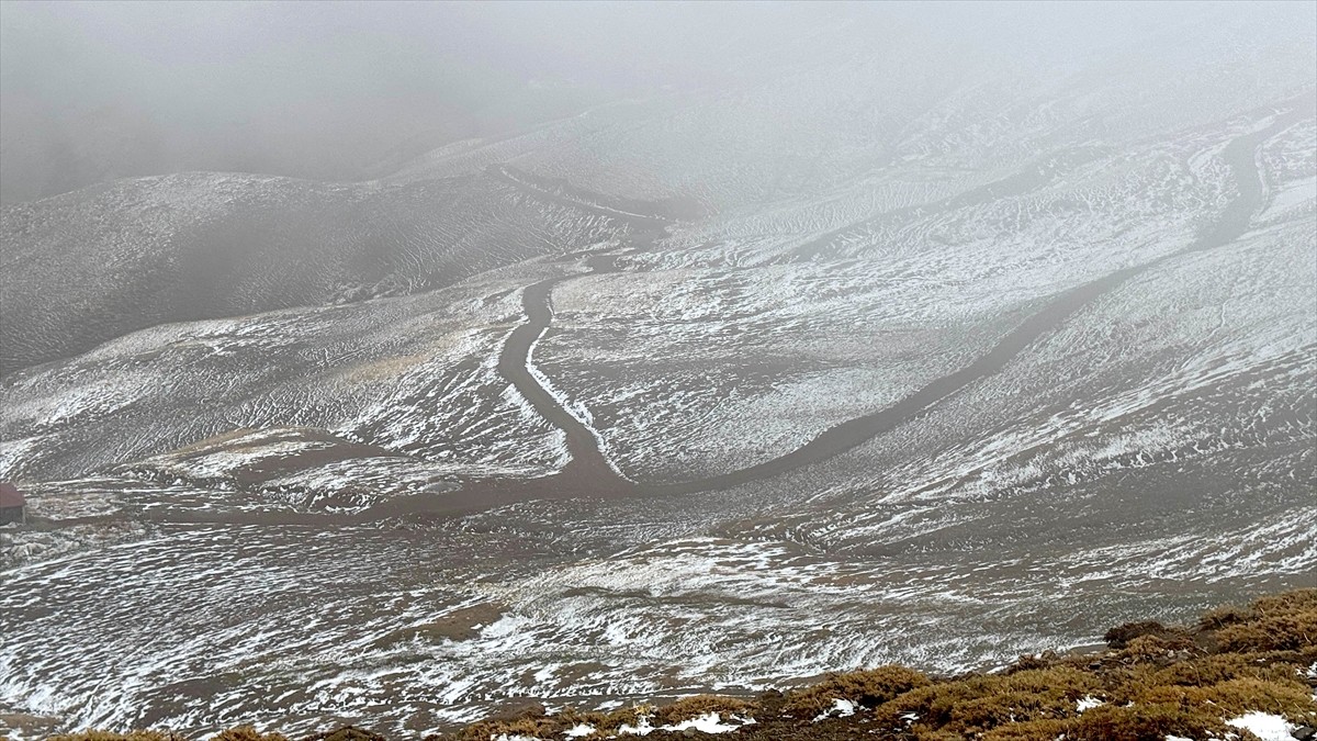 Muş'un yüksek kesimlerinde kar ve sis görüldü. Kentte dün başlayan sağanak, yüksek kesimlerde...