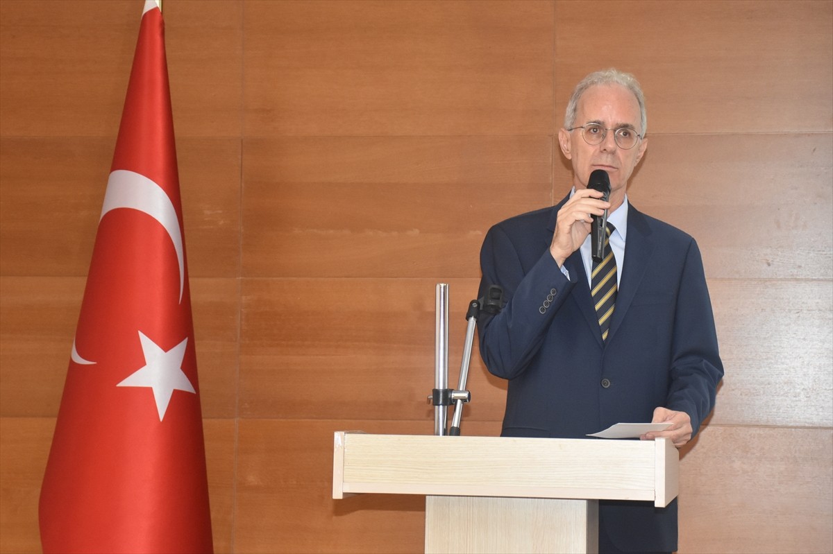 Müstakil Sanayici ve İş Adamları Derneği (MÜSİAD) temsilcileri, Nijerya'daki iş insanlarıyla bir...