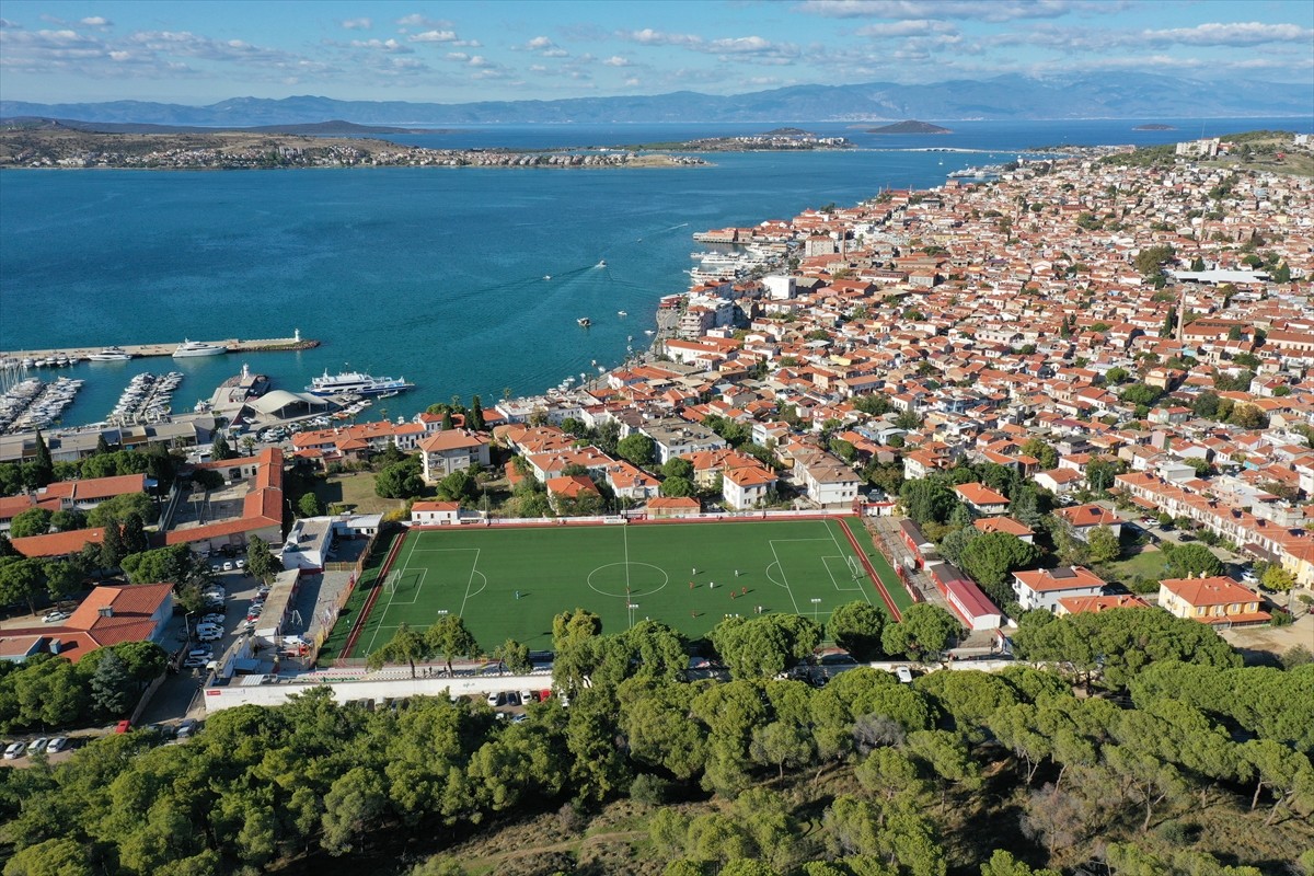 Nesine 3. Lig ekiplerinden Ayvalıkgücü Belediyespor'un maçlarını oynadığı, tribünlerinde ağaçlar...