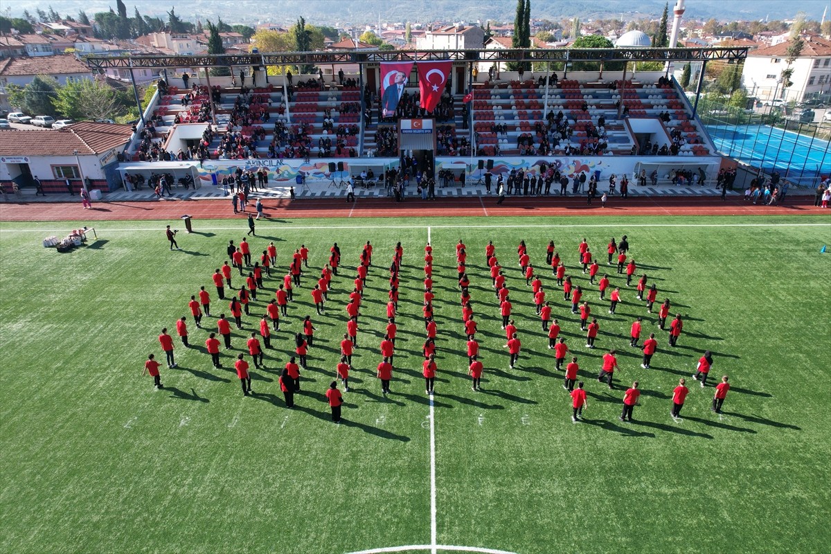 Önceki gün 6,1 büyüklüğündeki depremin meydana geldiği Balıkesir'in Sındırgı ilçesinde 29 Ekim...