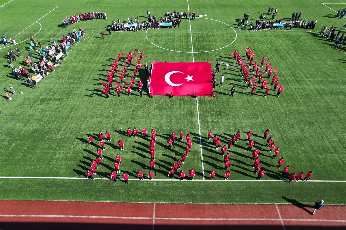 Önceki gün 6,1 büyüklüğündeki depremin meydana geldiği Balıkesir'in Sındırgı ilçesinde 29 Ekim...