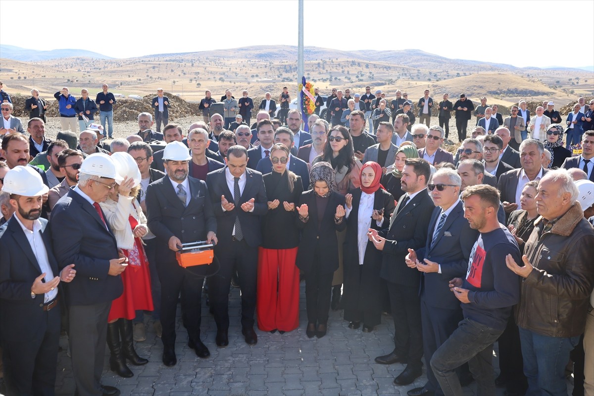 Orta Organize Sanayi Bölgesi'nde kurulacak ilk fabrikalar için temel atma töreni düzenlendi.