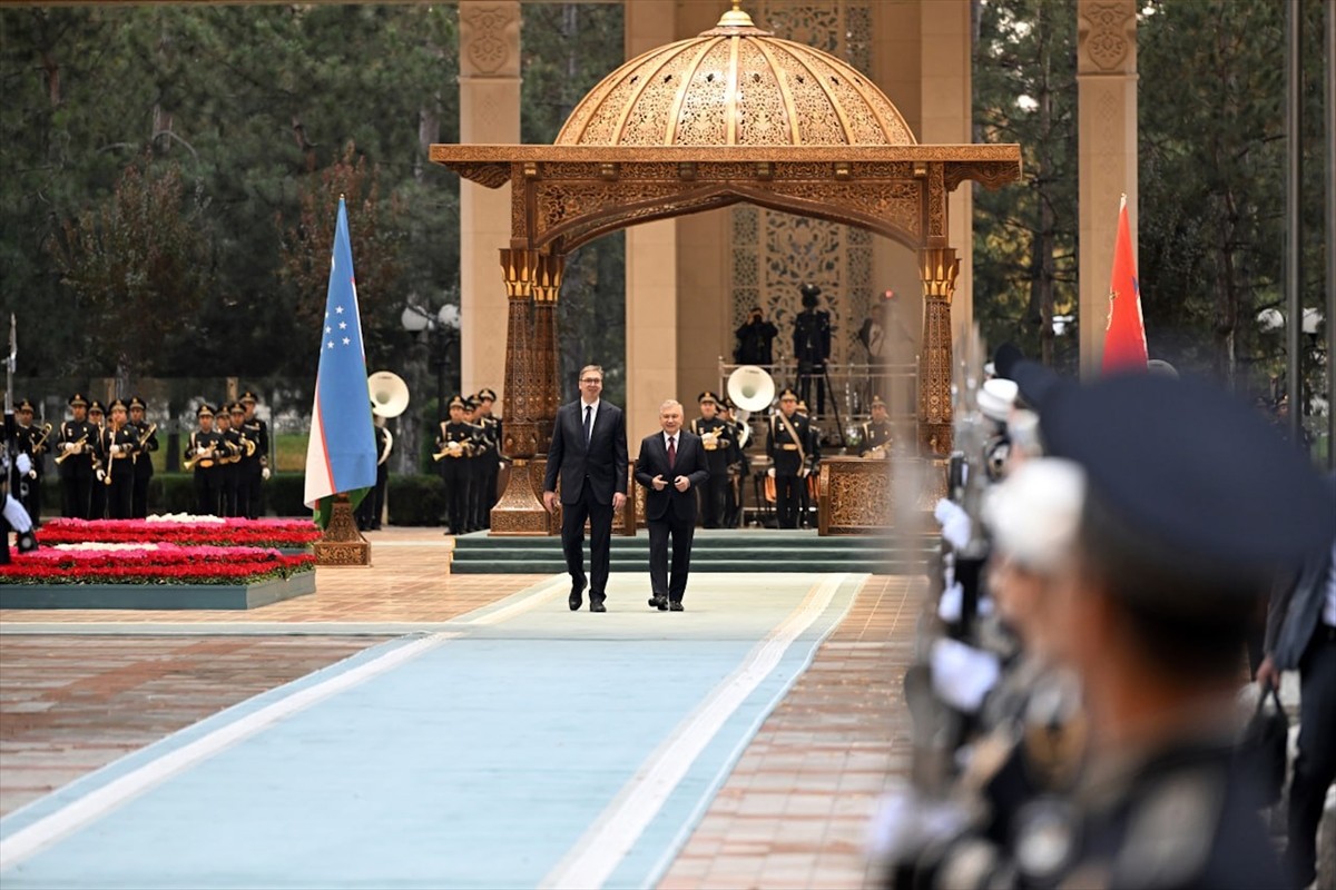 Özbekistan Cumhurbaşkanı Şevket Mirziyoyev (sağda), Sırbistan Cumhurbaşkanı Aleksandar Vucic'i...