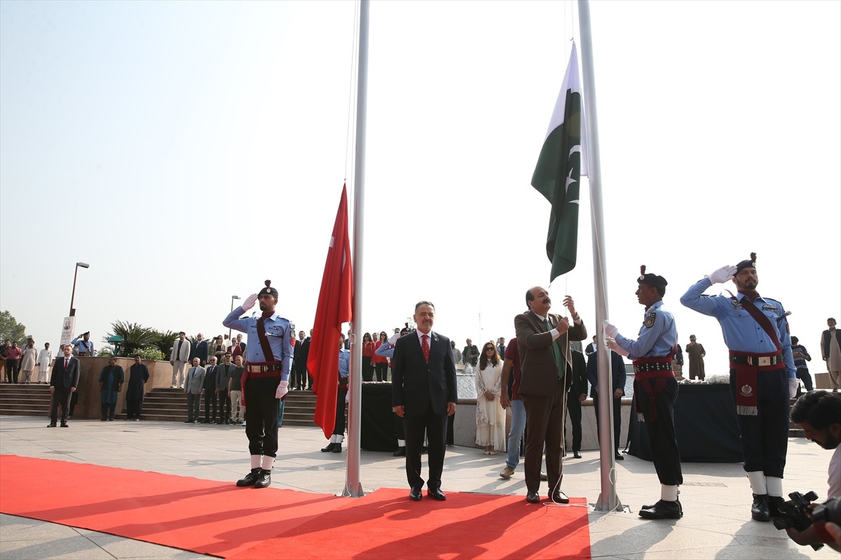 Pakistan'ın başkenti İslamabad'da düzenlenen törenle, Türkiye Cumhuriyeti'nin 29 Ekim Cumhuriyet...
