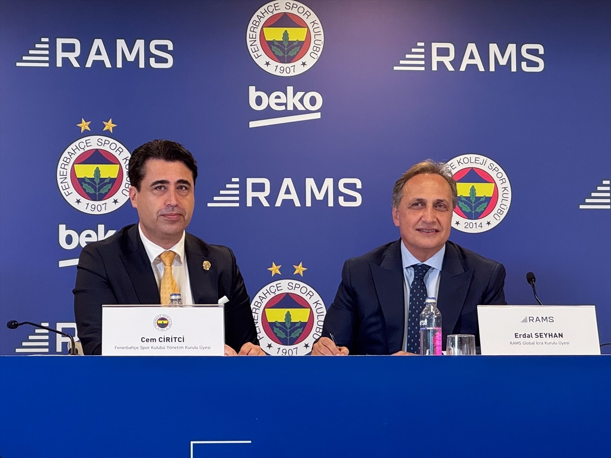 RAMS Global, Fenerbahçe Beko'nun forma üzeri, Fenerbahçe Koleji Erkek Basketbol Takımı'nın ise...