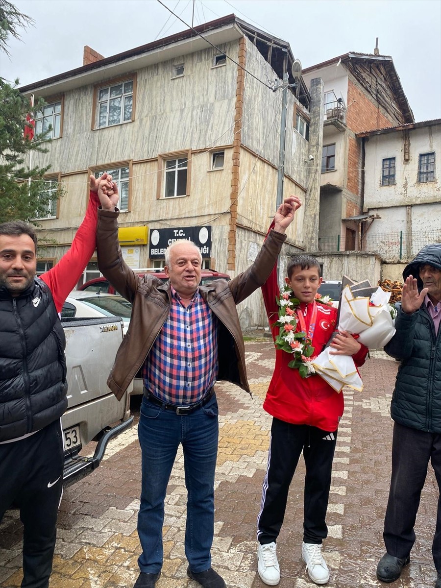 Romanya'da 7-12 Ekim tarihlerinde düzenlenen Balkan Şampiyonası'nda 15 yaş kategorisinde ikinci...