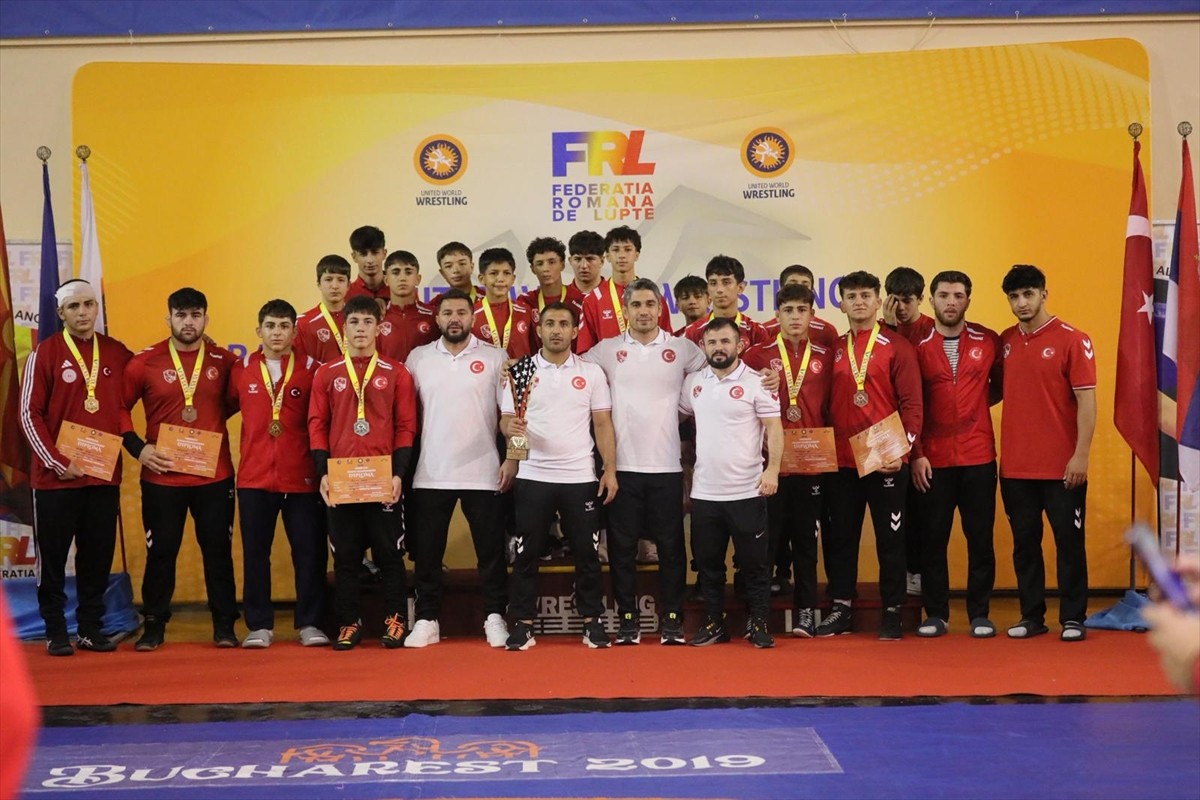 Romanya'da düzenlenen 17 Yaş Altı Balkan Güreş Şampiyonası'nda 39 madalya kazanan Türkiye, tüm...