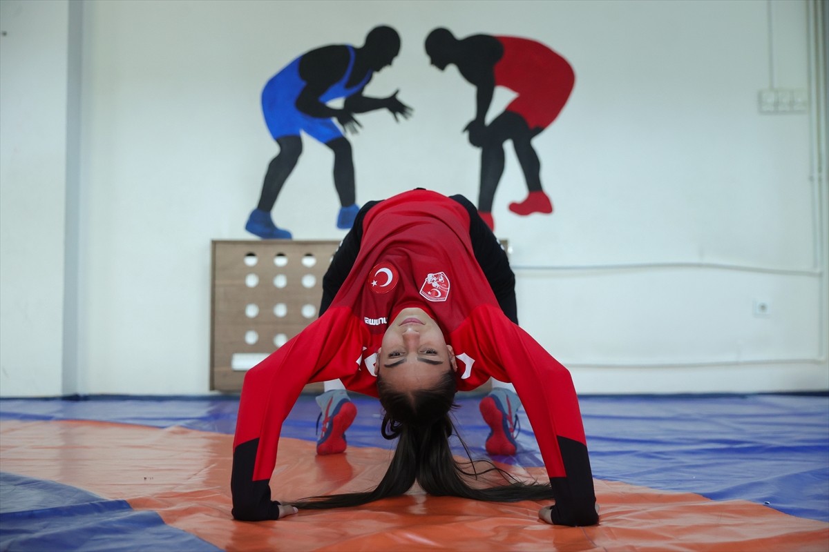  Romanya'da düzenlenen 17 Yaş Altı Balkan Güreş Şampiyonası'nda altın madalya kazanan Hakkarili...