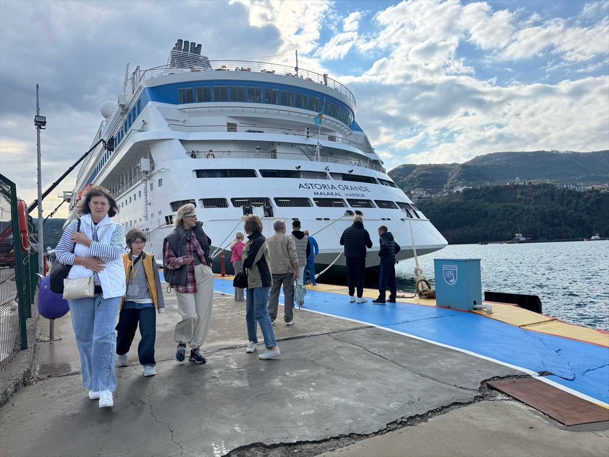Rusya'nın Soçi kentinden hareket eden "Astoria Grande" adlı kruvaziyer, Amasra Limanı'na...