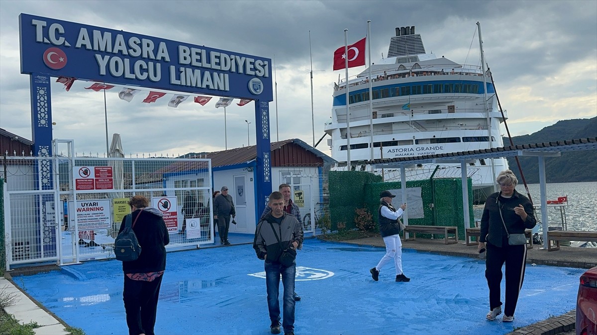 Rusya'nın Soçi kentinden hareket eden "Astoria Grande" adlı kruvaziyer, Amasra Limanı'na...