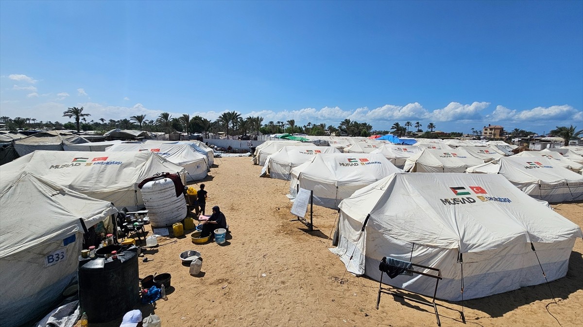 Sadakataşı Derneğince Gazze'nin Han Yunus bölgesinde kurulan "MÜSİAD Çadır Kenti" törenle hizmete...