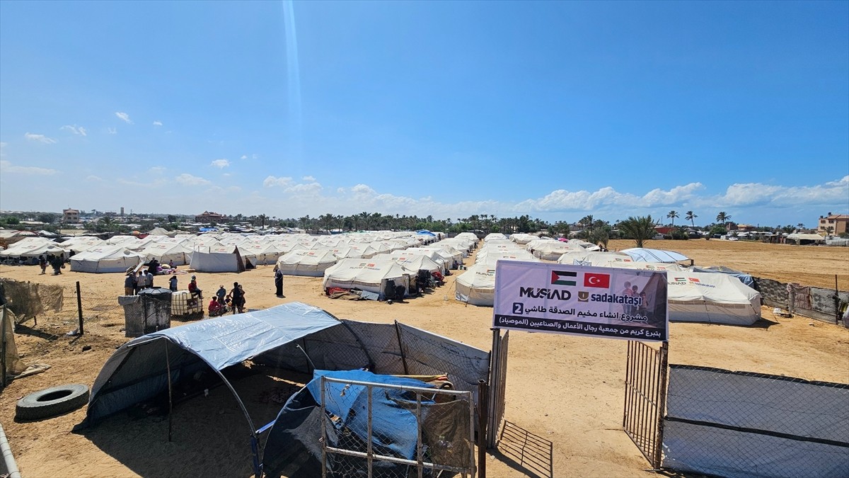 Sadakataşı Derneğince Gazze'nin Han Yunus bölgesinde kurulan "MÜSİAD Çadır Kenti" törenle hizmete...