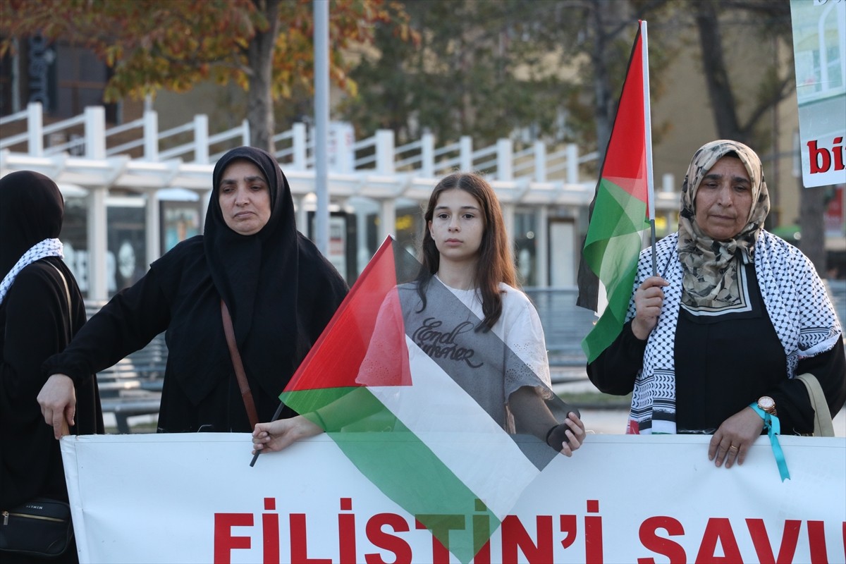 Sakarya'da gerçekleştirilen "Gazze Nöbeti"nde Gazze'ye insani yardım ulaştırmak için yola çıkan...