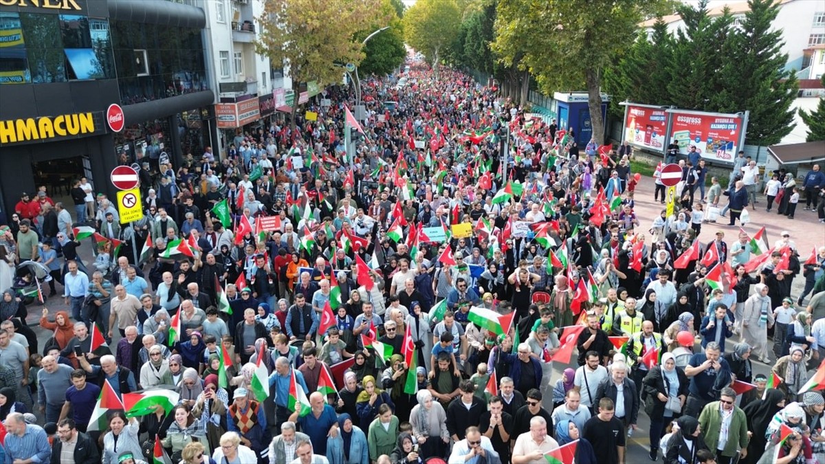 Sakarya'da, İsrail'in Gazze'ye yönelik saldırıları protesto etmek ve Filistin'e destek amacıyla...