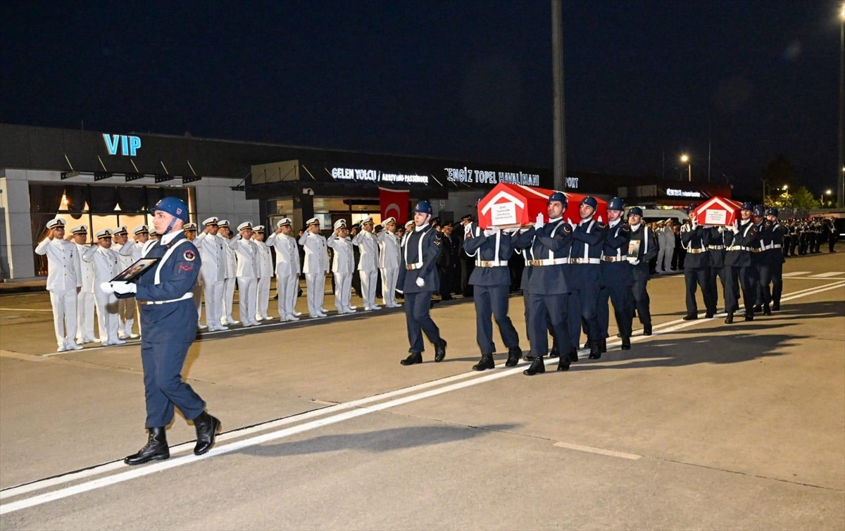 Sakarya'nın Akyazı ilçesinde trafik kazasında şehit olan 2 jandarma personeli Kocaeli'den...