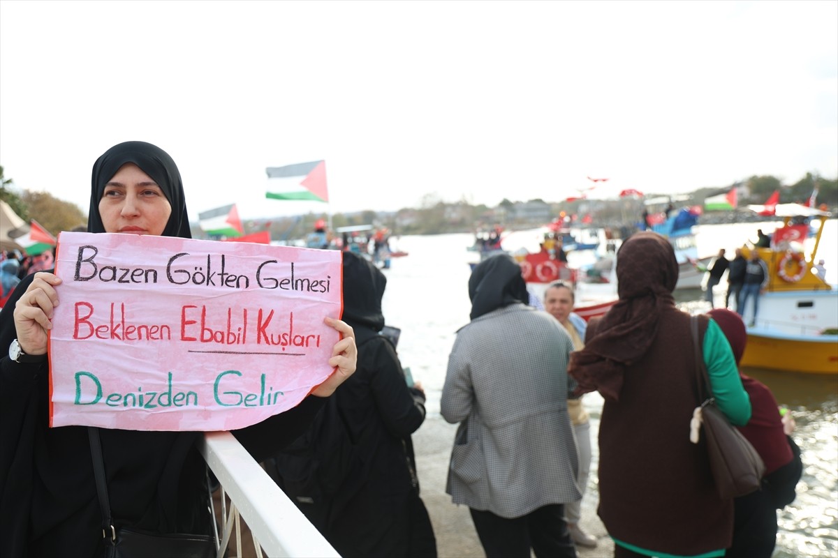 Sakarya'nın Karasu ilçesinde, Gazze'ye insani yardım ulaştırmak için yola çıkan ve İsrail'in...