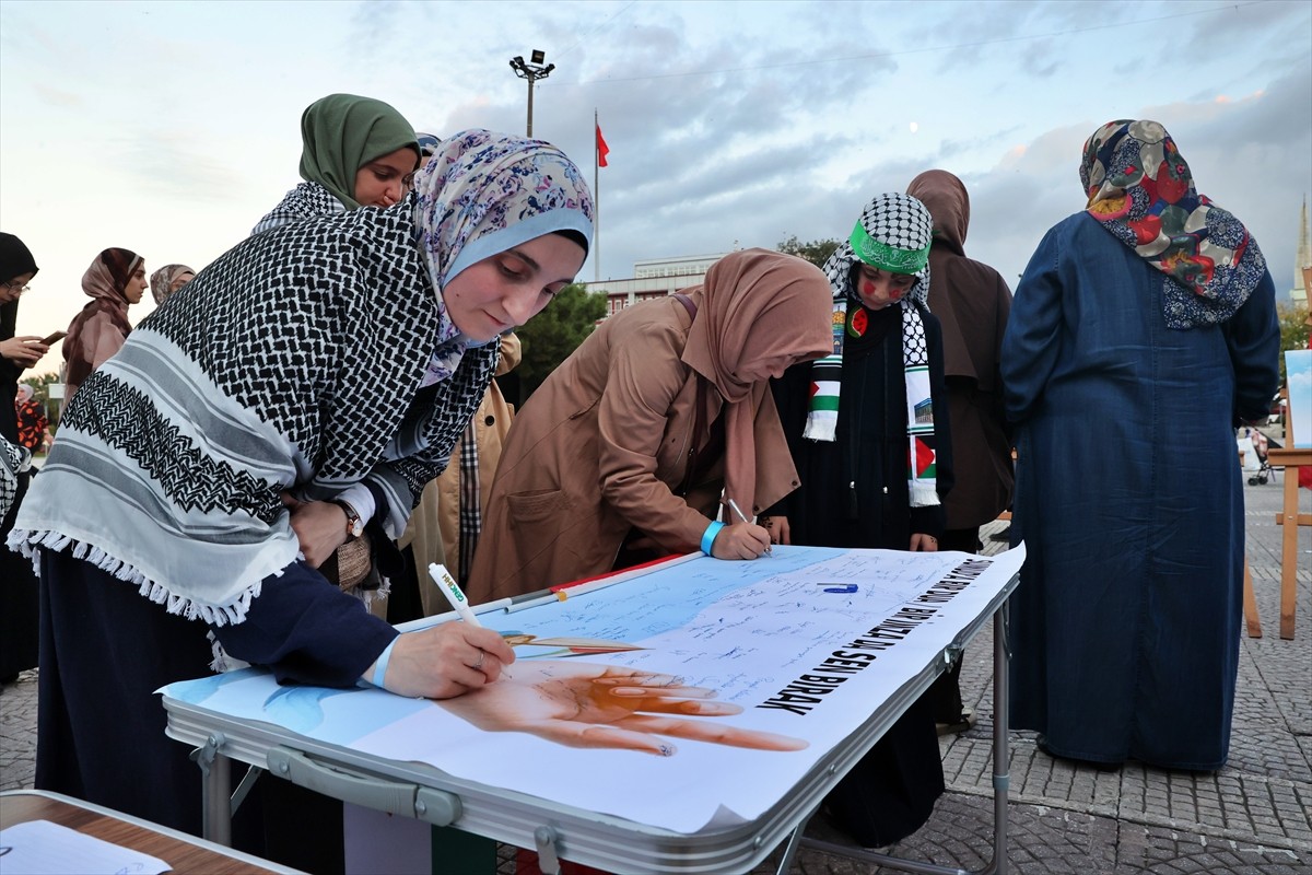 Samsun'da İsrail'in Küresel Sumud Filosu'na yönelik saldırısı protesto edildi. Programda, "Sumud'a...
