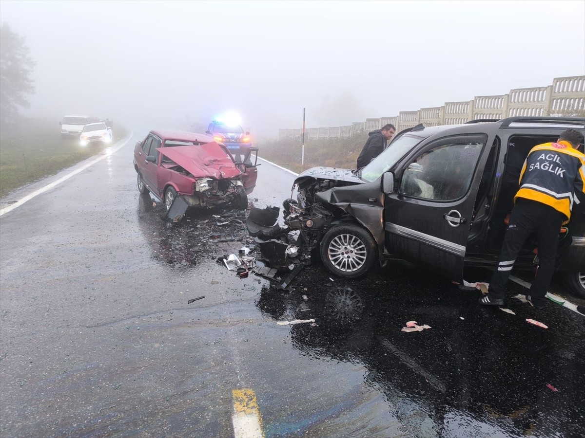 Samsun'un Alaçam ilçesinde hafif ticari araçla otomobilin çarpışması sonucu 1 kişi öldü, 6 kişi...