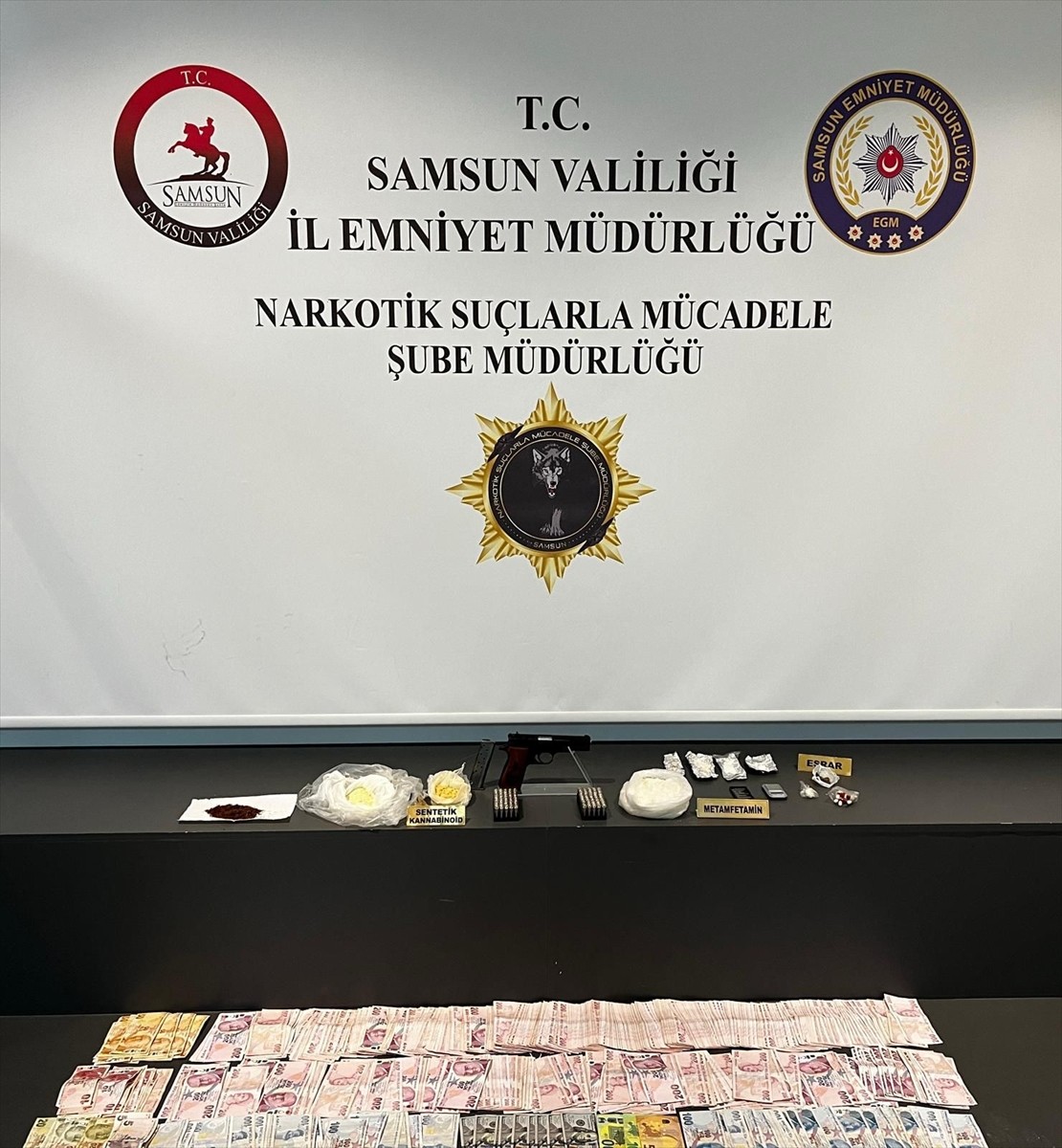 Samsun'un Atakum ilçesinde baza başlığına gizlenmiş uyuşturucu ele geçirildi, 4 şüpheli gözaltına...