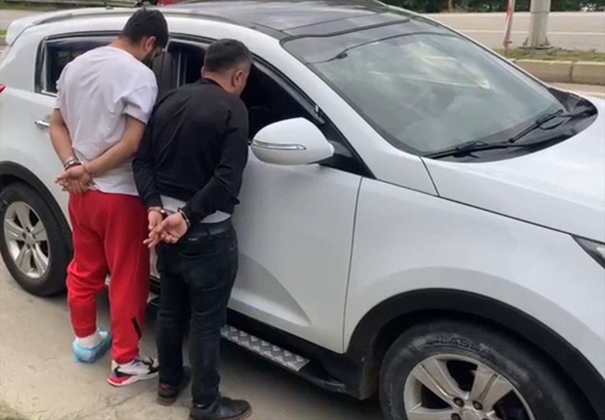 Samsun'un Atakum ilçesinde, "dur" ihtarına uymayan cipten uyuşturucu ele geçirildi, 2 şüpheli...