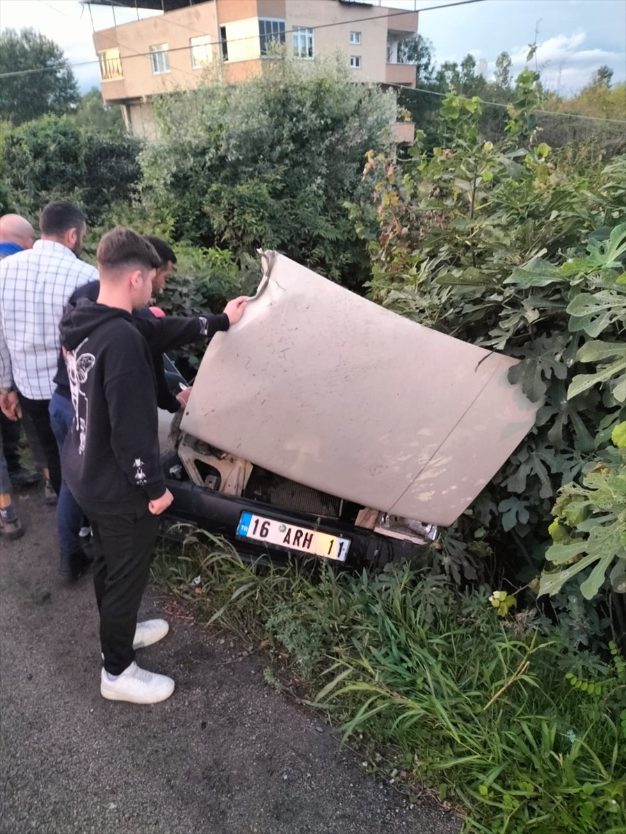 Samsun'un Çarşamba ilçesinde, ağaçlık alana düşen otomobildeki 2 kişi ağır yaralandı.