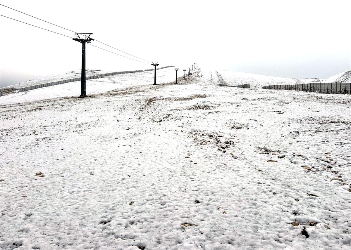 Samsun'un Ladik ilçesindeki 2062 rakımlı Akdağ'a mevsimin ilk karı düştü. 