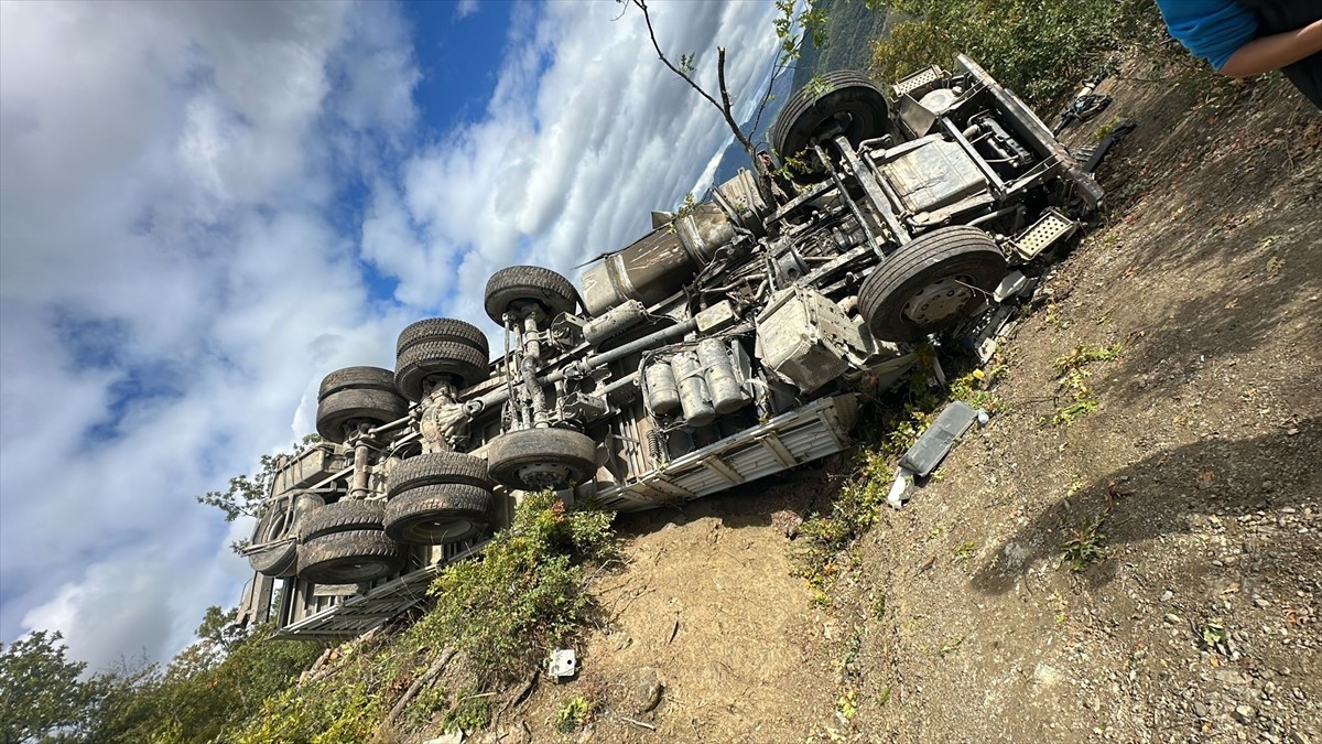  Samsun'un Vezirköprü ilçesinde odun yüklü kamyonun şarampole devrilmesi sonucu sürücü hayatını...
