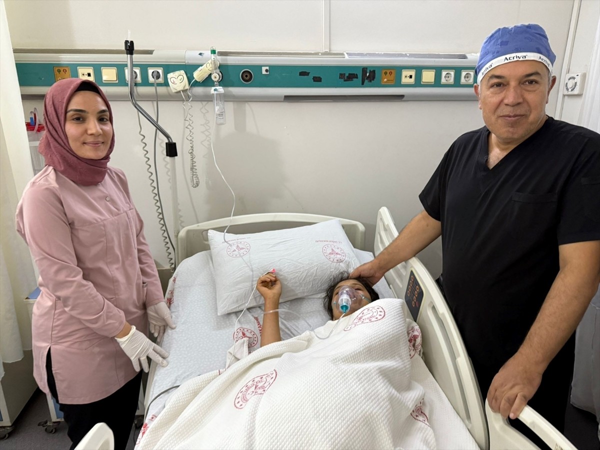  Şanlıurfa'da 16 yaşındaki bir kız çocuğunun eşarbını düzeltirken ağzına koyduğu toplu iğneyi...