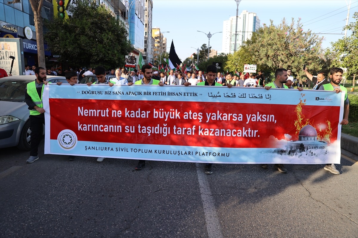 Şanlıurfa'da, İsrail'in Gazze'ye yönelik saldırıları protesto edildi. Şanlıurfa STK Platformunun...