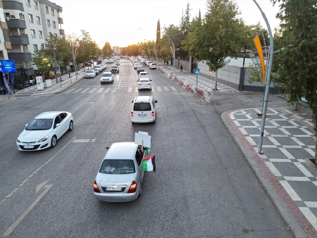 Şanlıurfa'nın Siverek ilçesinde düzenlenen araç konvoyuyla, İsrail'in Gazze'ye insani yardım...