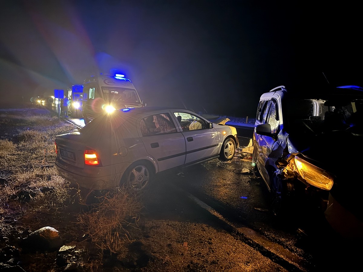 Şanlıurfa'nın Siverek ilçesinde üç otomobilin karıştığı zincirleme kazada 10 kişi...