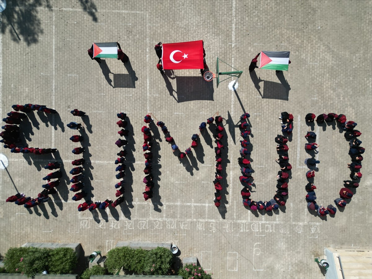 Şanlıurfa'nın Siverek ilçesinde Yusuf Sami Kız Anadolu İmam Hatip Lisesi öğrencileri, İsrail...