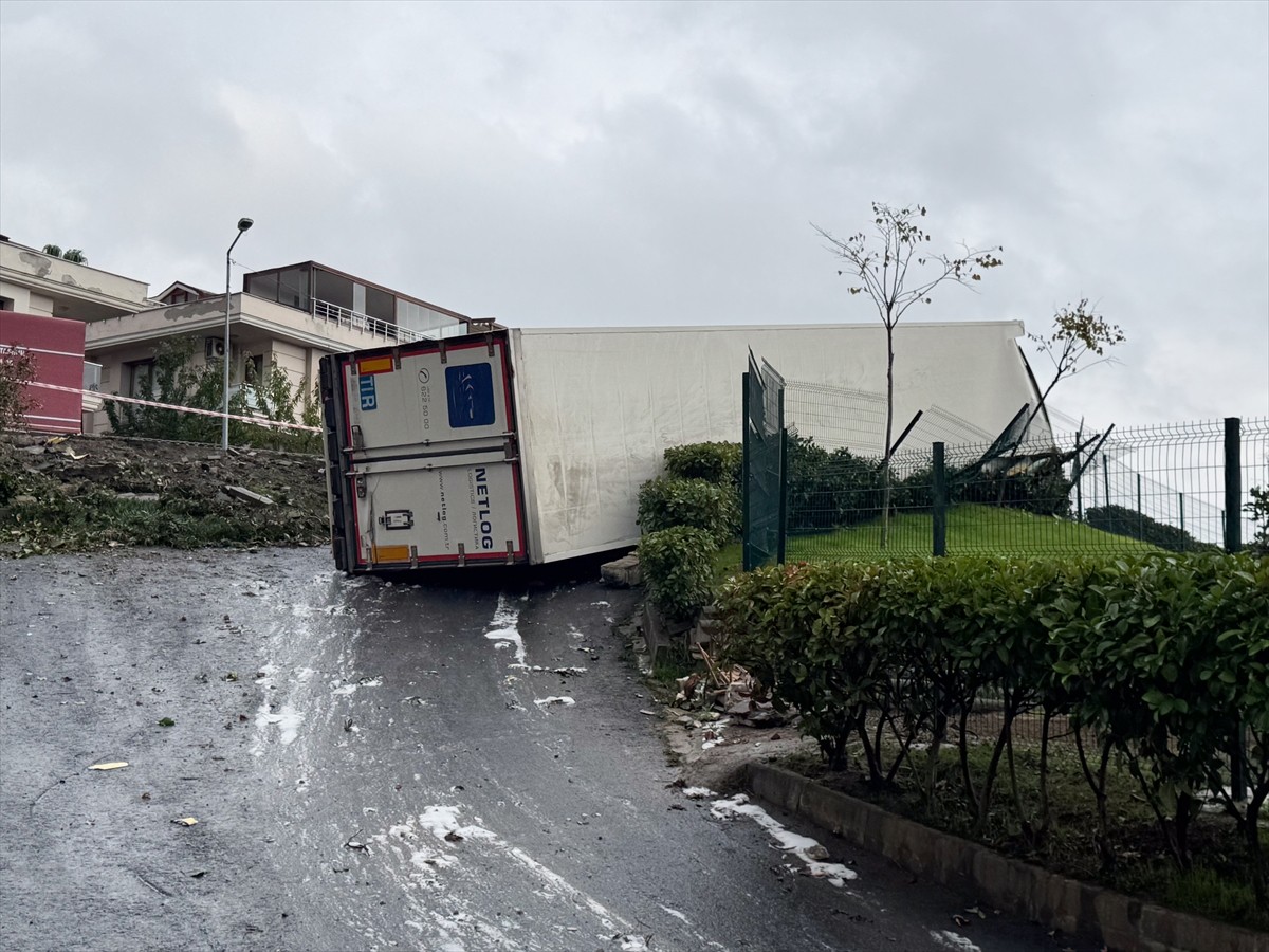 Sarıyer Maden Mahallesi Yunus Emre Caddesi'nde yağışın etkisiyle kontrolden çıkarak şarampole...