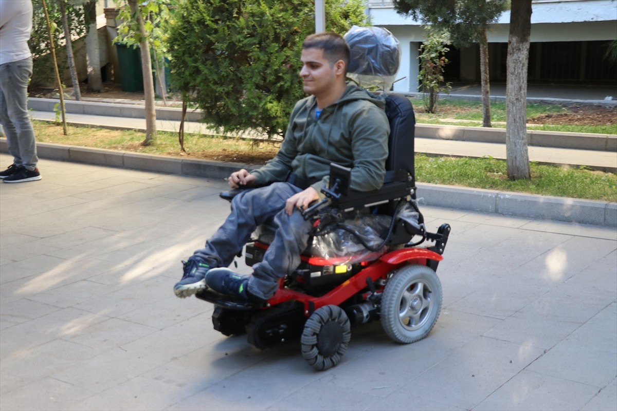 Siirt'te AK Parti İl Kadın Kollarının girişimiyle 27 yaşındaki bedensel engelli Hakim Kaya'ya...