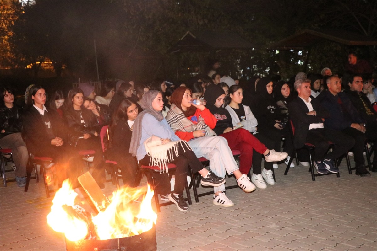 Siirt'te yurt ve pansiyonda kalan öğrenciler için açık hava sinema etkinliği düzenleniyor.
