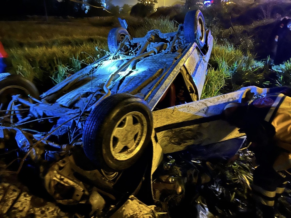  Sinop'un Boyabat ilçesinde otomobilin tarlaya devrilmesi sonucu 1 kişi öldü, 1 kişi...