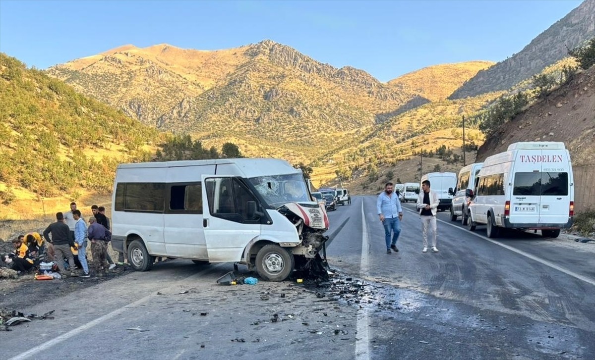 Şırnak'ın Uludere ilçesinde minibüs ile hafif ticari aracın çarpışması sonucu 2'si ağır 11 kişi...