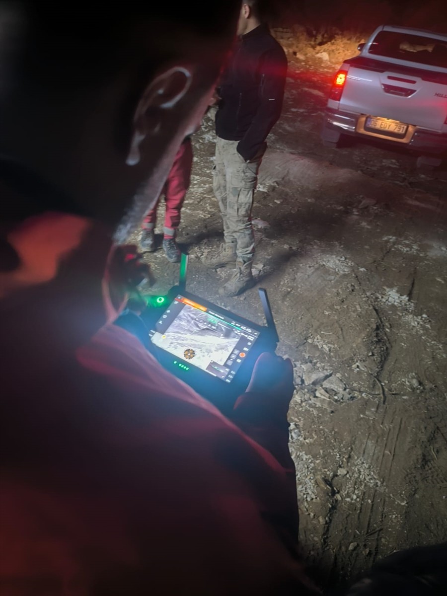 Şırnak'ta Gabar Dağı'nda yolunu kaybeden tır sürücüsü, AFAD ve jandarma ekiplerinin çalışması...