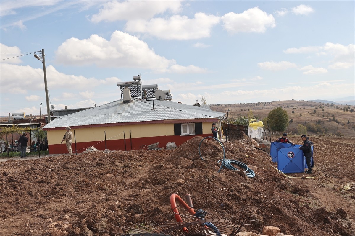 Sivas'ın Hafik ilçesinde arazi anlaşmazlığı nedeniyle çıkan silahlı kavgada 1 kişi hayatını...