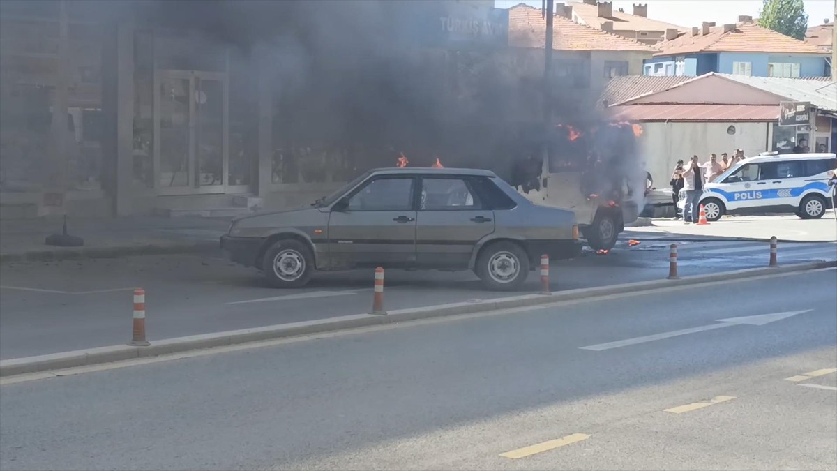 Sivas'ın Şarkışla ilçesinde park halindeki hafif ticari araç yandı. Olay yerine polis ekipleri...