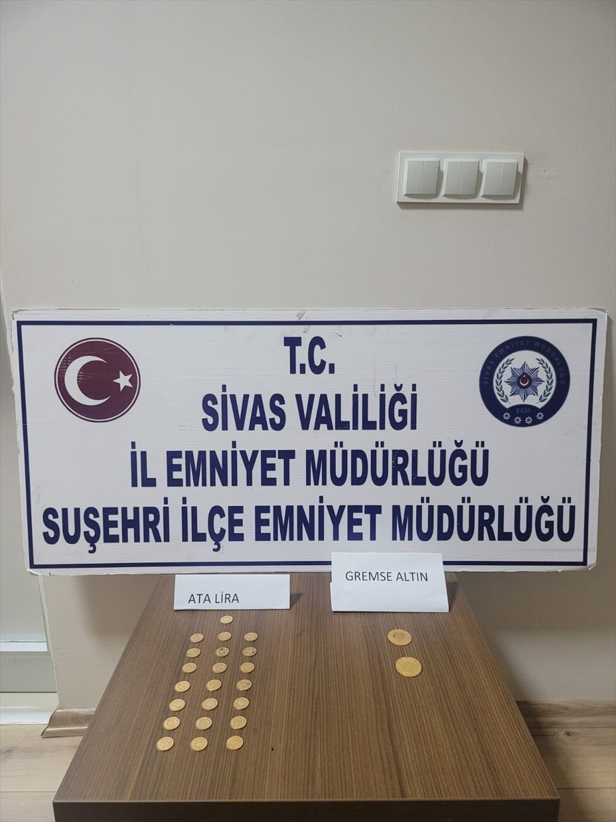 Sivas'ın Suşehri ilçesinde bir kuyumcuyu sahte altın satmaya çalıştıkları iddiasıyla gözaltına...
