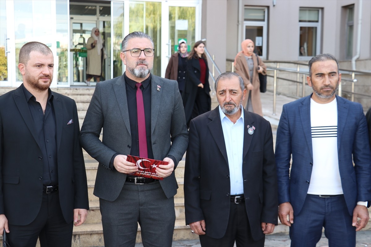 Sivas'ta toplu taşıma aracında şehit babasıyla tartışan ve hakaret eden halk otobüsü şoförü...