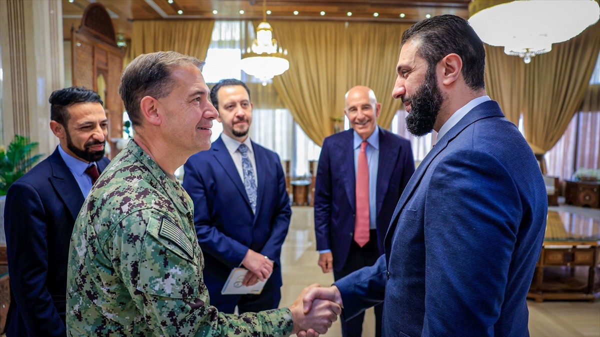 Suriye Cumhurbaşkanı Ahmed Şara (solda), başkent Şam'da ABD’nin Suriye Özel Temsilcisi Tom...