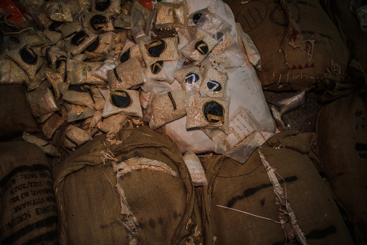 Suriye’nin Şam ilinde gerçekleştirilen operasyonla uyuşturucu şebekesini çökerten İçişleri...