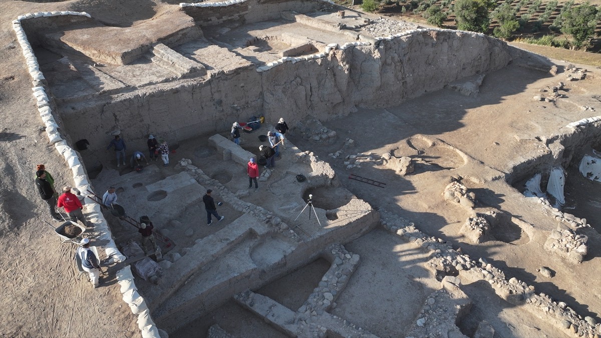 Suriye sınırının sıfır noktasındaki Oylum Höyük'te, Kültür ve Turizm Bakanlığı, Gaziantep...