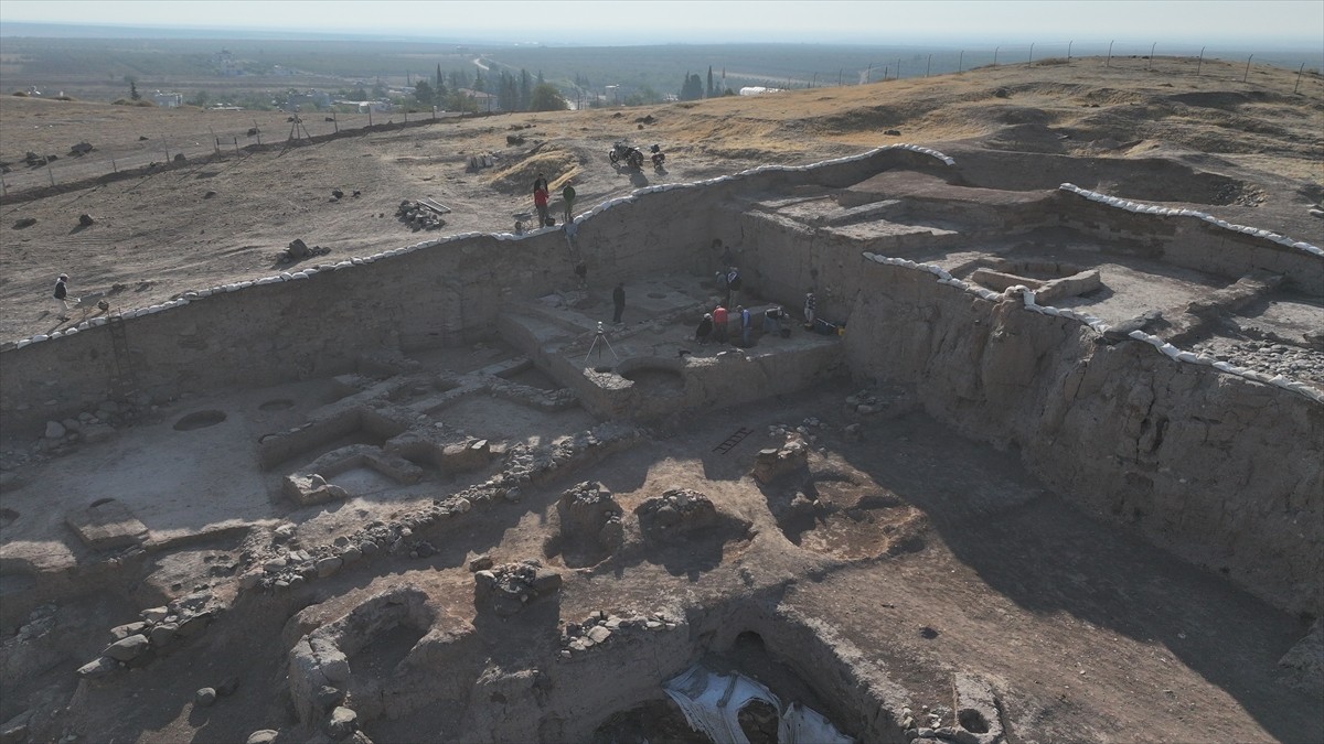 Suriye sınırının sıfır noktasındaki Oylum Höyük'te, Kültür ve Turizm Bakanlığı, Gaziantep...